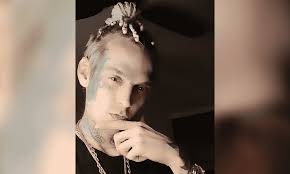 Aaron carter bankrupt woes and personal problems began in the early 2000s. Aaron Carter Announces Split From Girlfriend Melanie Martin