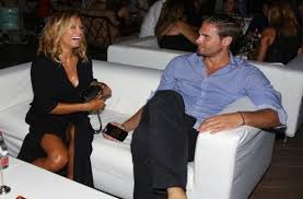 Archived from the original on 26 march 2011. Ellh Kokkinoy Milaei Gia Prwth Fora Gia Thn Sxesh Ths Me Ton Mpogrh Oi Aprepeis Xarakthrismoi Kai H E3omologhsh Gossip Athens Magazine