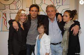May 30, 2021 · alain delon : Exclusif Anthony Delon Avec Son Pere Alain Et Ses Filles Liv Et Loup Le 22 Mai 2012 Lors Du Vernissage De L Exposition Princess S Tour De Valeria Attinelli A Purepeople