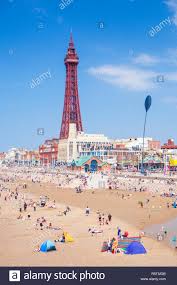 Blackpool is a seaside resort town in the north west of england and britain's favourite beach resort. Strand Von Blackpool Sommer Und Blackpool Blackpool Grossbritannien Viele Leute Am Sandstrand Bei Blackpool Lancashire England Uk Gb Europa Stockfotografie Alamy