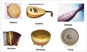 Kita bisa melihat itu semua dari banyaknya lagu daerah, rumah adat, baju adat, upacara adat, tarian tradisional, alat musik tradisional dan lainnya. Alat Musik Tradisional Riau Musik Tradisional Rebana Musik