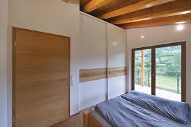 Metall, glas und eine beleuchtung mit bewegungsmelder unterstreichen das industrielle ambiente. Kleiderschrank Und Ankleide Von Holz Design In Dreieich