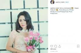 Based on the book with the same title, eiffel i'm in love tells the story about a teenage girl, tita, who led a perfect life. Pemeran Uni Di Eiffel I M In Love Saphira Indah Meninggal Dunia Saat Hamil Matamata Com