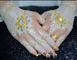 Model Henna Putih Tangan Aksesoris Dan Gliter Gold Di 2020 Mehndi Designs Desain Henna Henna