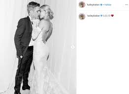 4 Foto Wedding Justin Dan Hailey Tulisan Di Gaun Pengantin Curi Perhatian Matamata Com