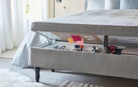 La soluzione del letto con contenitore arretrato consente di utilizzare ulteriori spazi mantenendo linee leggere ed eleganti. Piccoli Angoli A Scomparsa Per Lavorare Da Casa Ikea It