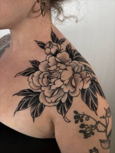 Floral shoulder cap tattoos by @paingardens at @jelly.losangeles in Los Angeles, California