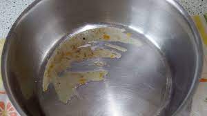 Eingebranntes fett und hartnäckige speisereste lassen sich mit diesen tricks aber mühelos entfernen. Eingebranntes In Topfen Und Pfannen Mit Essig Losen Frag Mutti