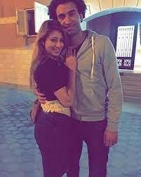 تنتمي عائشة إلى بني تيم وهم بطن من قريش، فهي عائشة بنت أبي بكر عبد الله بن أبي قحافة عثمان بن عامر بن عمرو بن كعب بن سعد بن تيم بن مرة بن كعب، فيلتقي نسبها مع النبي محمد في مرة بن كعب. Ø¹Ù„Ù‰ Ø±Ø¨ÙŠØ¹ ÙŠØªØ­Ø¯Ø« Ø¹Ù† Ø£Ø¨Ù†ØªÙ‡ Ù…Ù„ÙŠÙƒÙ‡ Ù…Ø´Ø§Ù‡ÙŠØ±