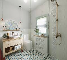 În funcție de modelul chiuvetei (cu picior, suspendată etc.) ia în calcul diferite alternative de. 10 Proiecte Pentru BÄƒi Mici Adela Parvu Interior Design Blogger