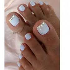Las uñas de los pies también son motivo para las decoradoras de uñas que crean miles de diseños diferentes y hermosos que hacen que los pies también se vean. Decoracion Unas Pies