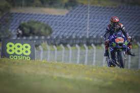 Pembalap berstatus debutan ini diikuti oleh pembalap sky racing vr46, marco bezzecchi, di posisi kedua, dan pembalap italtrans racing, joe roberts, di posisi ketiga. Hasil Kualifikasi Motogp Spanyol 2021 Quartararo Pole Position Marquez Dan Rossi Merana Okezone Sports