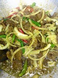 Perapkan daging dengan rempah kunyit dan garam kemudian goreng hingga air kering dan daging menjadi garing. Daging Goreng Rempah Dari Dapur Kak Tie