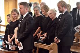 Dale winton was one of cilla black's most trusted and loyal friends, which is why questions were asked when the tv presenter didn't show up at the liverpool star's funeral on friday. Cilla Black Funeral Details Family Statement Celebrity Tributes Glamour Uk