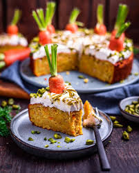 Veganer Carrot Cake Mit Frischkase Frosting Und Pistazienmus Swirl Man Sieht Es Ihm Nicht An Aber Das Hi Karottenkuchen Karottenkuchen Vegan Beste Kuchen