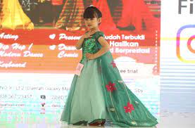 Akurasi penerjemahan untuk kriteria ini, artikulasi huruf dengan suara dan karakteristik yang tepat (makhaarijand sifaat) harus diperhatikan. Fashion Show Ala Puteri Disney Nilai Pembawaan Dan Ekspresi