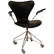Arne Jacobsen Swivel Armchair 3217 1stdibs Com Modern Swivel Chair Swivel Armchair Chair