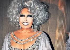 Hem güzel havanın tadını çıkaran hem de dinlenen diva, önceki gün. Bulent Ersoy Kuaforum Sensin Den Neden Ayrildi