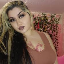 Danielle Darnell's Instagram, Twitter & Facebook