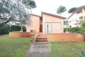 Lido di camaiore a soli 70 mt dalla passeggiata a mare, disponiamo di interessante appartamento vista mare con terrazza abitabile e due comodi posti auto esclusivi. Casa Indipendente In Vendita A Camaiore Cod L329