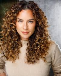 Headshots require some texture 👀 especially for you curly-haired  actors/actresses! Your curls are a signature, not something to tame or hide  in your headshots. Use soft, natural lighting or a well-placed backlight