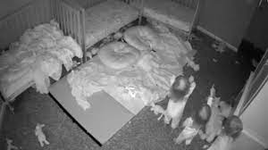 2歳の三つ子たちが“何もないところ”を指差して… 子供部屋で起きた「深夜の怪奇現象」 | 大人には見えない「モンスター」と三つ子の5分間 |  クーリエ・ジャポン