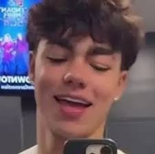 Best AI Chat Character Sara bear: Explore Profiles & User comment|Polybuzz  AI Chat