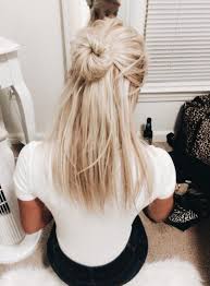 Casual Cute Half Up Half Down Hairstyle With A Messy Bun Cool Blonde Hair Hair Styles Medium Hair Styles