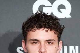 I capelli del maschio, tendenzialmente più crespi di quelli femminili, possono rappresentare un motivo di cruccio per gli uomini che hanno maggior . Gli Uomini Con I Ricci Piu Hot Del Momento Gq Italia