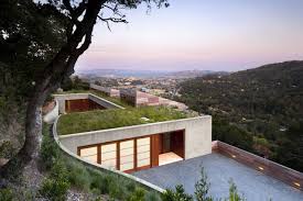 Sloping blocks have traditionally been shunned by home builders, with only the most adventurous picking up the gauntlet. 15 Hillside Homes That Know How To Embrace The Landscape