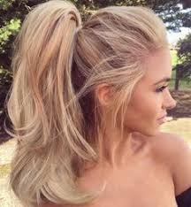 C'est une coiffure qui plaît beaucoup pour sa fonction utilitaire de rassembler et maintenir les cheveux ensemble. Queue De Cheval Haute