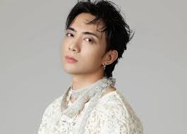 SOOBIN Hoàng Sơn lộ ảnh nghi "phì phèo máy thở điện tử", CĐM réo tên một  người?