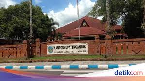 Kali ini adalah bupati nganjuk, jawa timur berinisial nrh. 5 Desa Terpapar Corona Di Nganjuk Tak Jadi Kawasan Physical Distancing