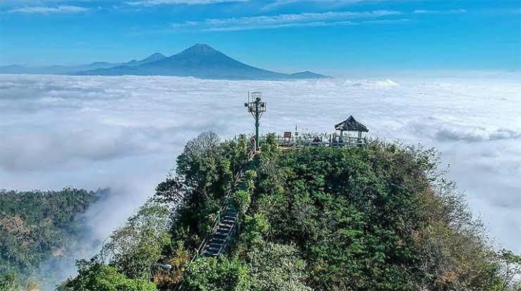 Puncak Suroloyo tempat spiritual dengan panorama Merapi Merbabu Sindoro Sumbing