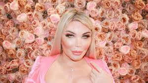 Jessica alves, ex rodrigo alves meglio conosciuto come l'ex ken umano, è diventato famoso grazie alla sua ossessione per i ritocchi chirurgici. Human Ken Doll Jessica Alves Shares Photos Of Botched Chin Surgery Nz Herald