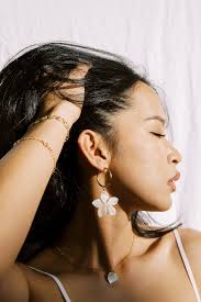 Orecchini a forma di fiore bianco, cerchietti riempiti in oro 14k,  orecchini estivi, orecchini con conchiglia bianca, regalo di plumeria,  orecchini da festival, orecchini vistosi