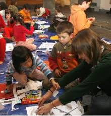 20 niños levantan una urbe imaginaria con sus manos