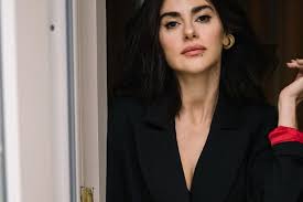 Marmara üniversitesi sinema ve televizyon bölümü mezunudur. Nesrin Cavadzade Ve Gokhan Alkan Ayrildi Neden Ayrildilar