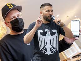 Die hacker schleusten unentdeckt einen administrator ein, der in der nacht zu mittwoch für chaos im demokratenchat sorgte. Attila Hildmann Hetzt Auf Telegram Gegen Smudo Steck Dir Deine Drecksapp Region