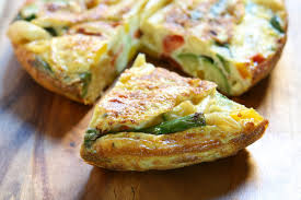 Per cucinare la frittata di asparagi, tagliate il porro a rondelle e fatelo appassire in una padella. Ricetta Frittata Di Pasta E Asparagi Non Sprecare