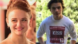 A mostly complete list of elle and lee's friendship rules july 27, 2021 by katherine mclaughlin it's hard to watch netflix's the kissing booth 2 without admiring elle and lee. You Can Now Buy The Kissing Booth Merch Here S Where To Get It Youtube