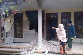 Titik episentrum gempa tersebut berada di sekitar 57 km arah tenggara wilayah. Belasan Warga Blitar Cedera Akibat Gempa Malang