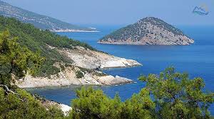 Grecia este cunoscută pentru insulele santorini, creta sau corfu, și chiar te încurajăm să le vizitezi și pe acestea măcar o dată în viață! Insula Thassos De La Nord La Sud Ghid Turistic Grecia