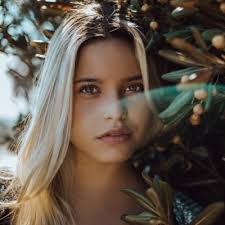 Ainda não temos nenhum álbum desse artista, mas você pode colaborar enviando álbuns de emilia mernes. Emilia Mernes Emimerness Twitter