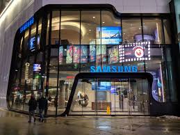Samsung Toronto The Recently Opened Samsung Store In Toronto S Eaton Centre Is Not As Eye Popping As The Meatpackin Samsung Store Eaton Centre Things To Sell