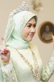 dropcapr/dropcapasanya belum terlambat lagi untuk budiey ucapkan sekalung tahniah dan selamat pengantin baru kepada pasangan di raja yam tengku amalin a'ishah putri (29 tahun) dan yam pengiran muda abdul qawi (39 tahun). Gambar Perkahwinan Diraja Tengku Amalin Aishah Putri Pengiran Muda Abdul Qawi