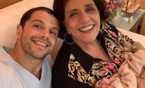 Pedro Scooby 'baba' por Cintia Dicker em desfile: 'Tire o olho, viu papai!' 