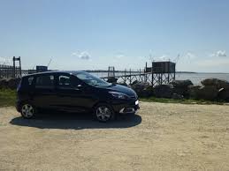 Contacteur de frein de parking côté gauche car au niveaux à droite ça se dessere bien donc il pense que le contacteur est mort il doit revenir plus qu à trouvé un contacteur pas cher. 160 000 Km En Renault Scenic 3 Essais Autos