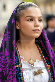 Noiii🤣🤣🤣🤣🤣 Noi che la domenica non andiamo a correre. Noi che la  domenica la passiamo sul divano. Noi che il nostro sport preferito è la  maratona di serie TV. Noi che il