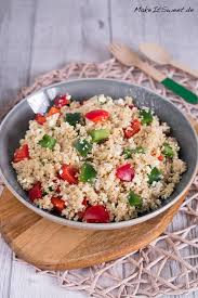 From the crunchy toasted almonds, juicy cucumber, sweet cranberry and raisins and savoury couscous. Couscous Salat Mit Paprika Und Feta Rezept Makeitsweet De